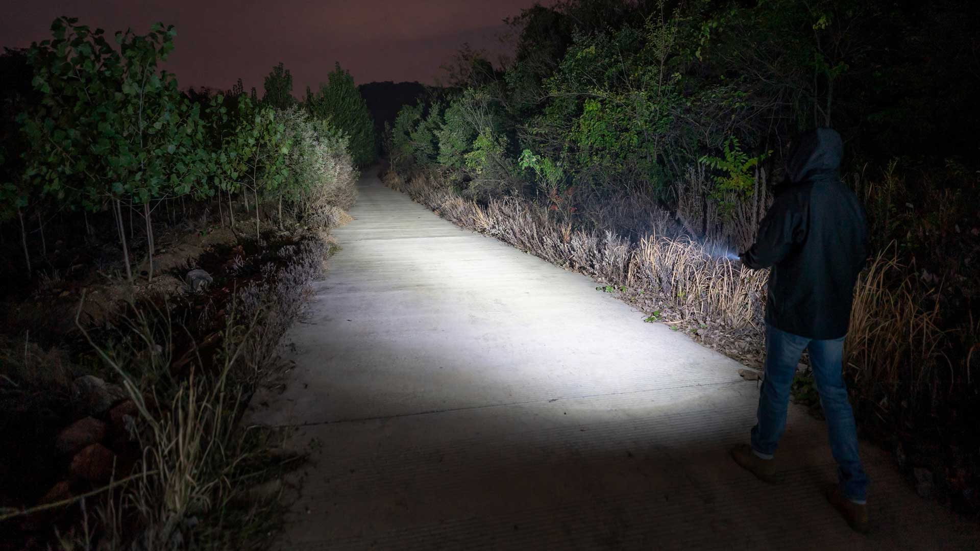 lampe de poche olight i3t 2 eos aider à trouver son chemin dans l'obscurité