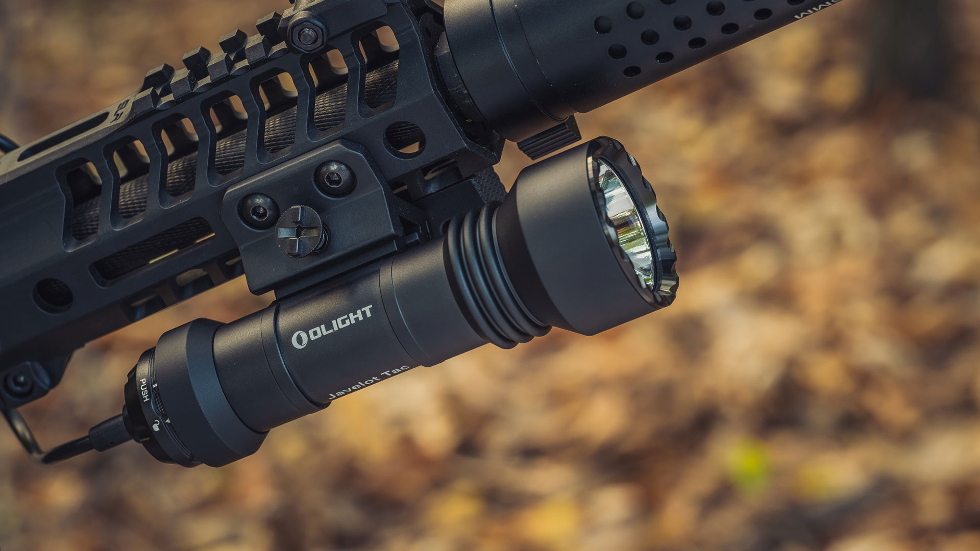 lampe tactique olight fixe sur une arme longue essentielle