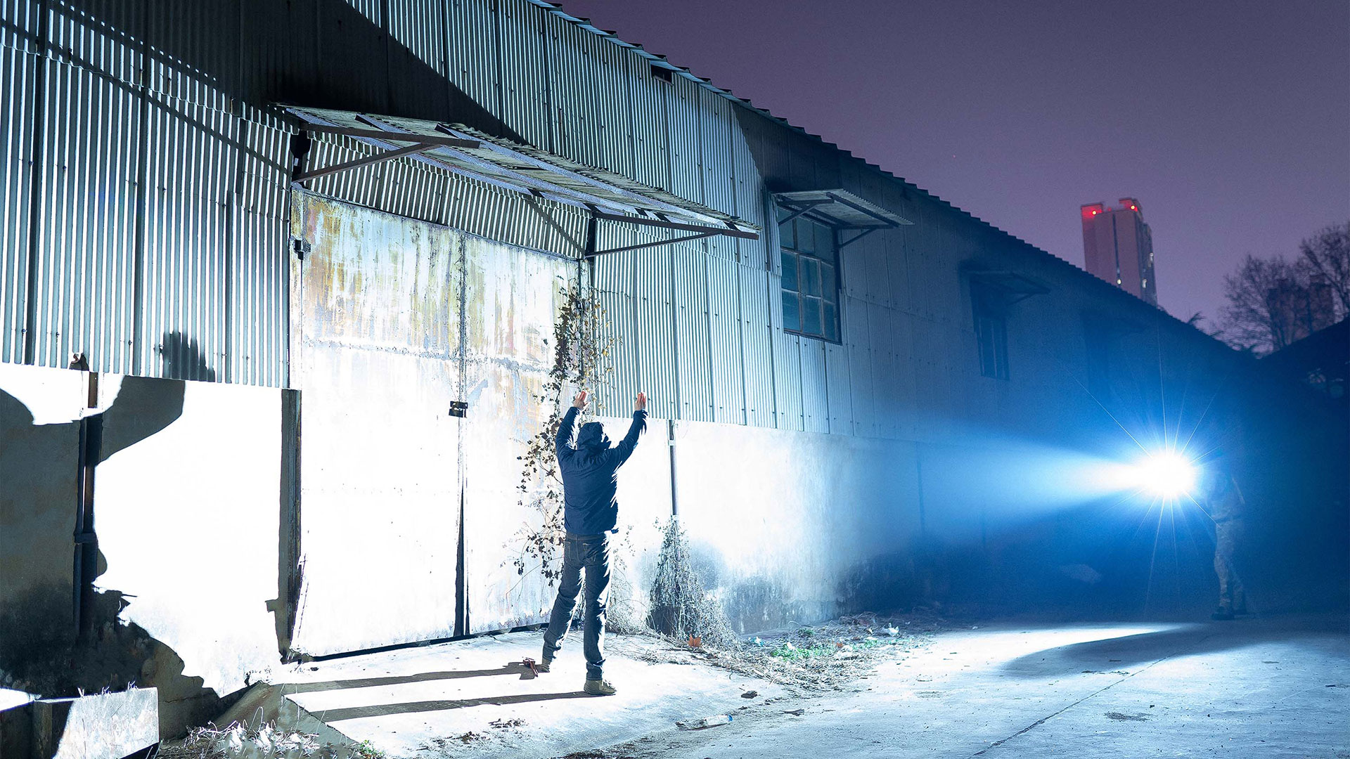 lampe tactique police éclairer des vastes zones et aussi désorienter temporairement un suspect avec une lumière intense dirigée directement dans ses yeux