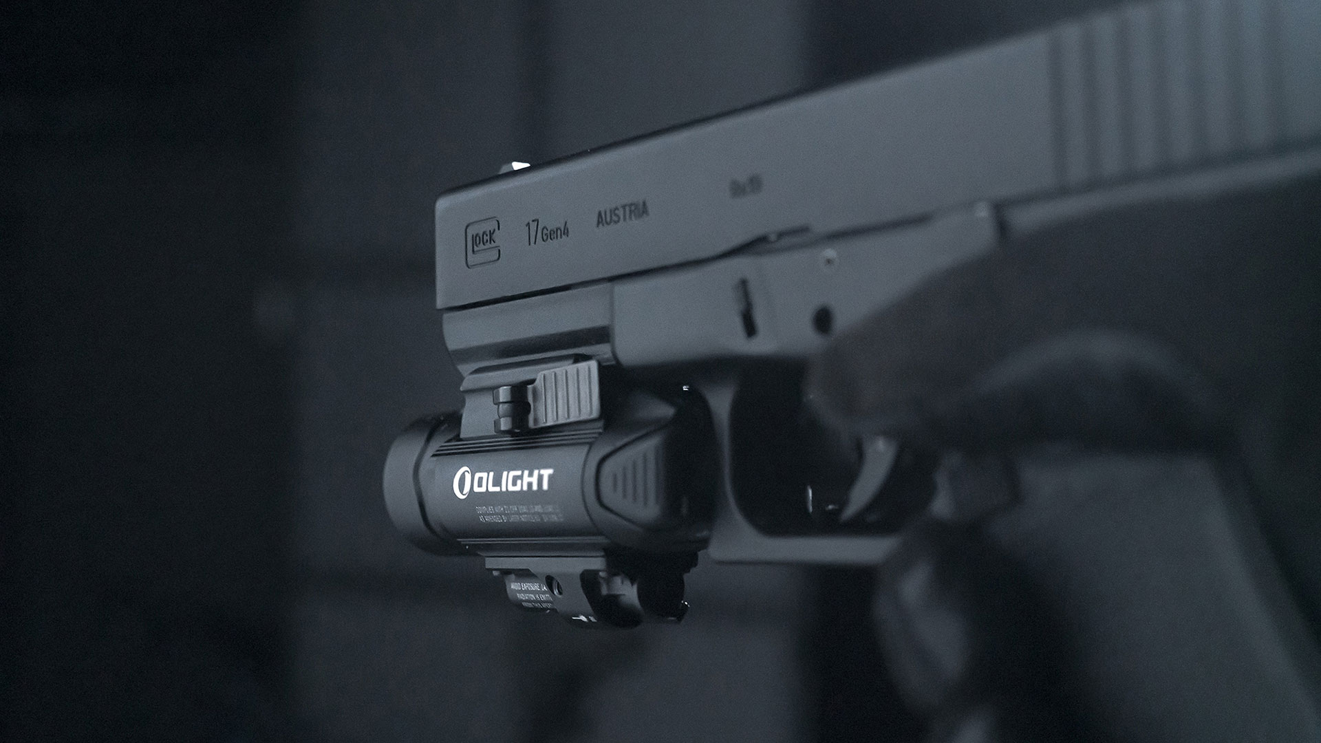 lampe tactique militaire Olight sur l'arme de pong glock 17 GEN4