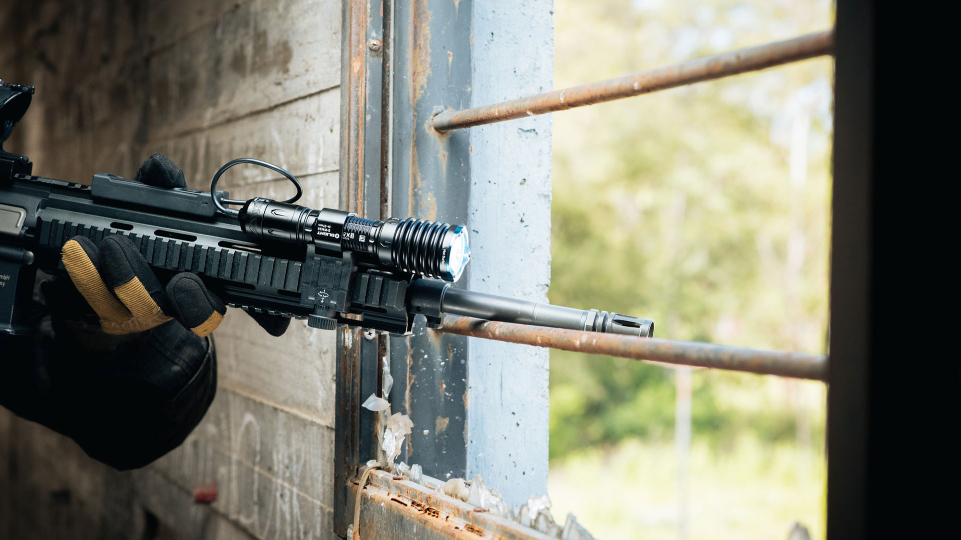 lampe tactique utilise le support d'arme pour fixer sur le fusil ou l'arme longue