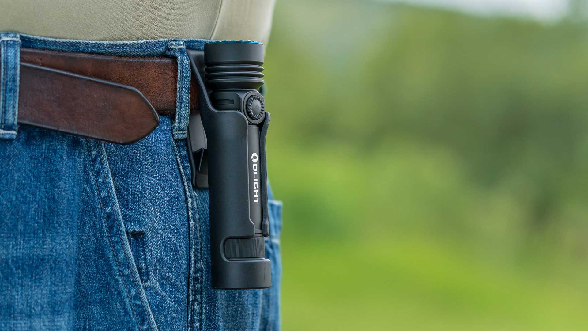 Olight Seeker 4 Pro 4600 lumens lampe torche puissante Olight 4600lumens avec un etui rigide accrocher au centure usage très pratique